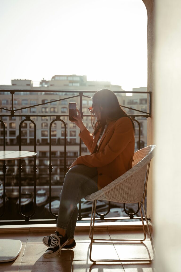 Creadora de contenido UGC grabando con móvil en terraza con luz dorada, soysilviacrea gestora de redes sociales Sevilla.